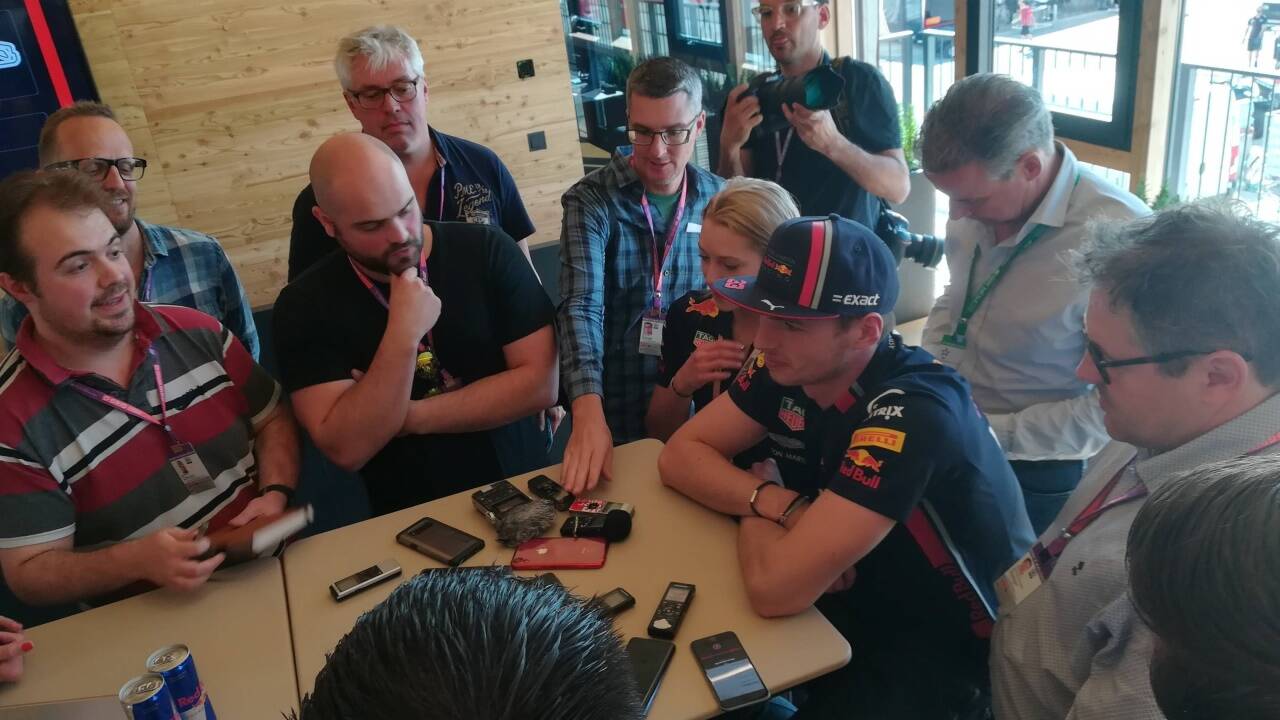 Großer Andrang: Medienrunde von Max Verstappen. 