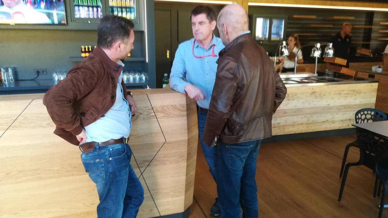 Small Talk noch ganz in Zivil: Red-Bull-Teamchef Christian Horner, Sportmarketingleiter Thomas Überall und Technikchef Adrian Newey im neuen „Holzhaus“.  