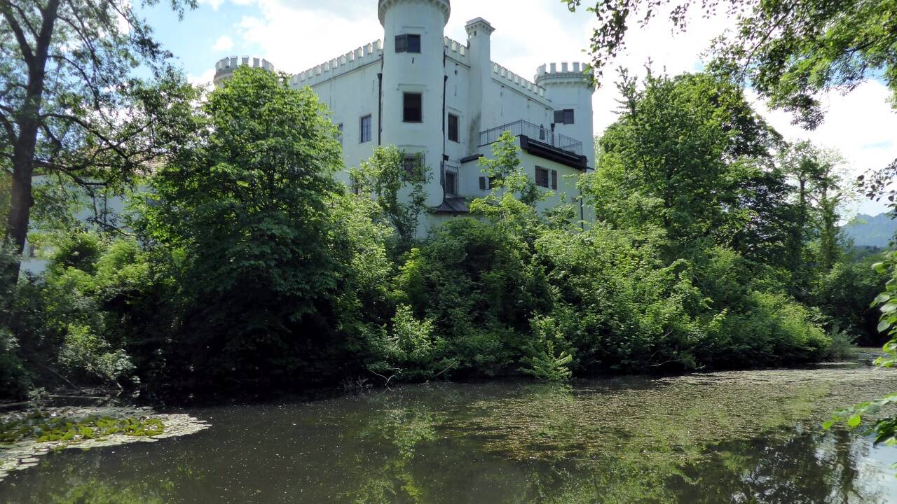 Das Renaissanceschloss Marzoll präsentiert sich heute im englischen Tudorstil. Das Renaissanceschloss Marzoll präsentiert sich heute im englischen Tudorstil.