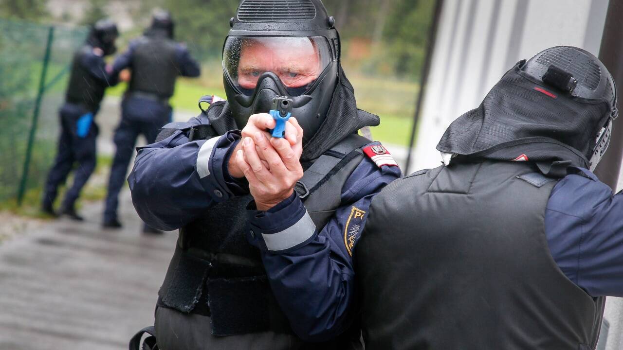 Eine Glock-Pistole – Dienstwaffe der österreichischen Polizei.  Eine Glock-Pistole – Dienstwaffe der österreichischen Polizei.