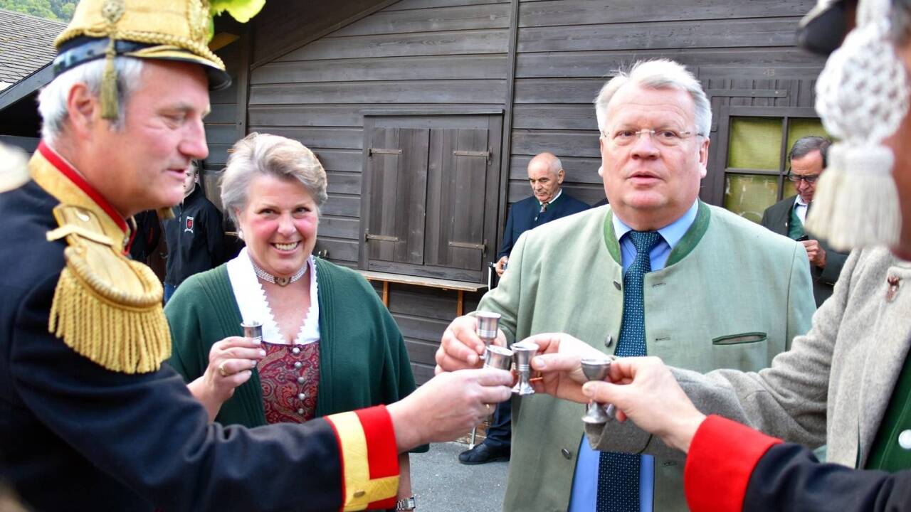 Ein Schnapserl für den Geehrten. 