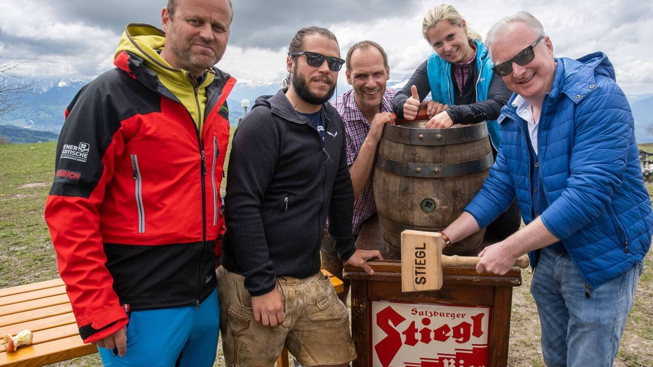 Zur Belohnung gab’s Bier: Helmut Schwarzenberger, Lorenz Forstenlechner, Niki und Karin Kohlmayr und Florian Kreibich (von links).  Zur Belohnung gab’s Bier: Helmut Schwarzenberger, Lorenz Forstenlechner, Niki und Karin Kohlmayr und Florian Kreibich (von links).