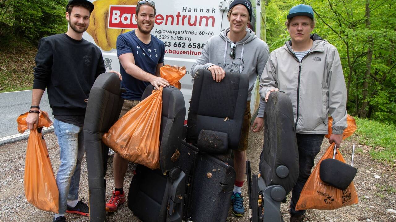 Michael Plamberger, Dominik Brutmann, Florian Deinhamer und Florian Hannak holten den Müll immer wieder mit dem Transporter ab.   Michael Plamberger, Dominik Brutmann, Florian Deinhamer und Florian Hannak holten den Müll immer wieder mit dem Transporter ab.