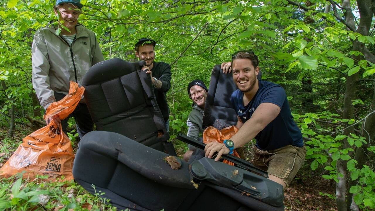 Im Wald fanden die Müllsammler sogar alte Autositze: Florian Hannak, Michael Plamberger, Florian Deinhamer und Dominik Brutmann (von links).  Im Wald fanden die Müllsammler sogar alte Autositze: Florian Hannak, Michael Plamberger, Florian Deinhamer und Dominik Brutmann (von links).