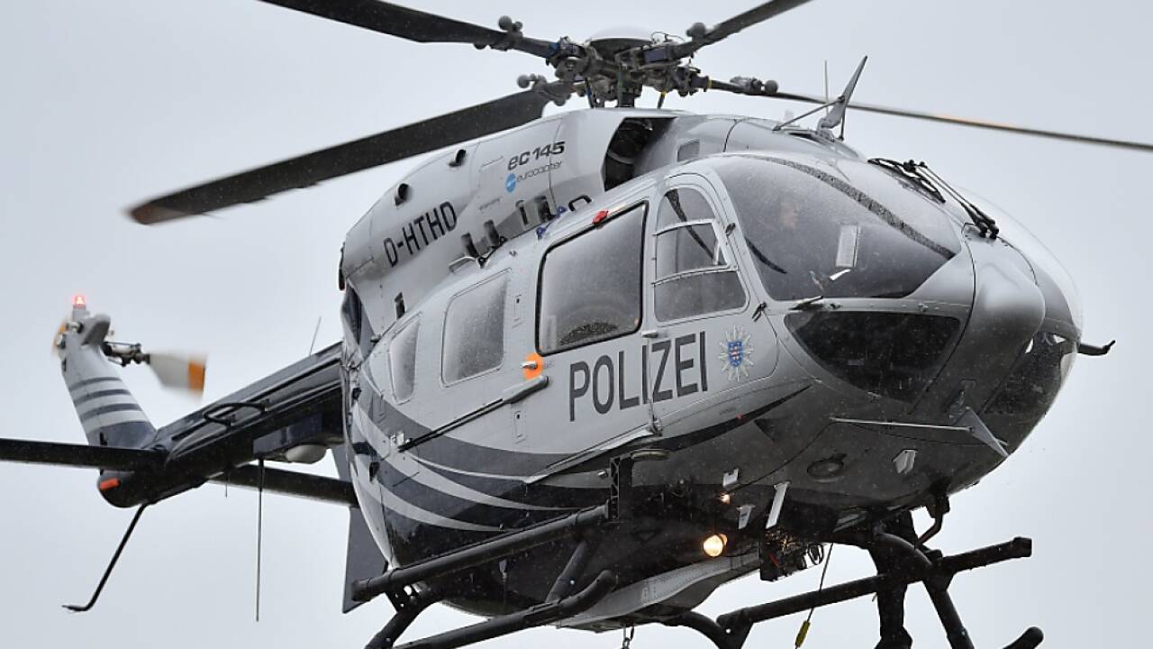 Nach dem flüchtigen Autofahrer wurde auch per Helikopter gefahndet  Nach dem flüchtigen Autofahrer wurde auch per Helikopter gefahndet