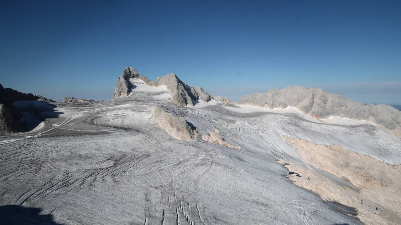 Hier ist der nahezu vollkommen ausgeaperte Hallstätter Gletscher zu sehen, der größte Gletscher des Dachsteinmassivs. Hier ist der nahezu vollkommen ausgeaperte Hallstätter Gletscher zu sehen, der größte Gletscher des Dachsteinmassivs.