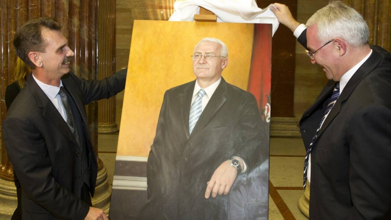Künstler der Rechten: Odin Wiesinger enthüllt am 22. Oktober 2013 mit dem Dritten Nationalratspräsidenten Martin Graf dessen Porträt in der Säulenhalle des Parlamentsgebäudes in Wien. 