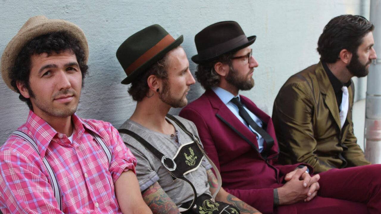 Singen im „Paralleluniversum“ (v. l.): Stefan Schipflinger, Mario Maierhofer, Ludwig und Florian Schwarzenbacher. Bild: privat Singen im „Paralleluniversum“ (v. l.): Stefan Schipflinger, Mario Maierhofer, Ludwig und Florian Schwarzenbacher. Bild: privat