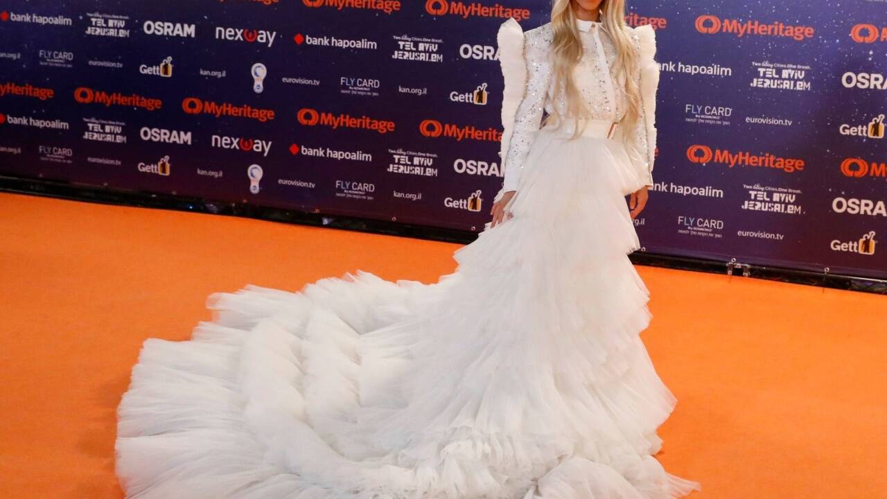 13. Mai 2019 – Das Spektakel zum Song Contest nimmt langsam Fahrt auf. Hier präsentiert sich Frankreichs Bilal Hassani am roten Teppich in Tel Aviv. 