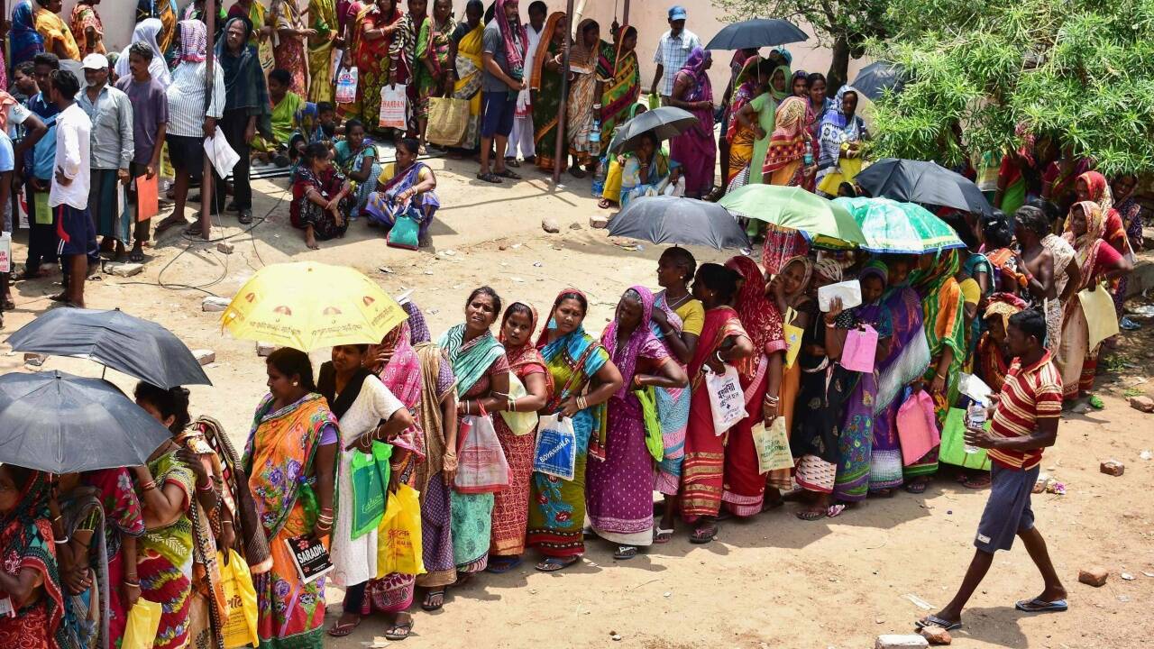 13. Mai 2019 – Nach dem Zyklon stehen diese Menschen an, um Hilfsmittel zu erhalten. Der Zyklon hat Ostindien und Bangladesh getroffen.  