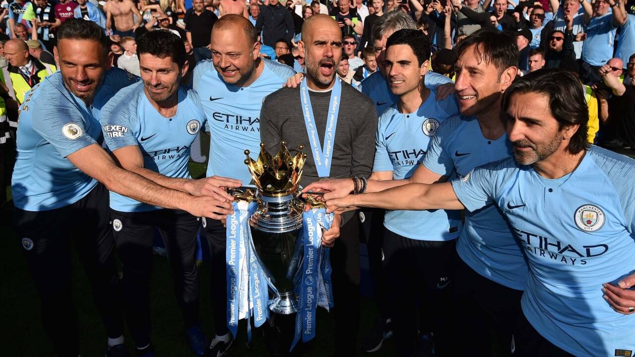 13. Mai 2019 – Meister! Trainer Pep Guardiola feiert mit seinen Burschen von Manchester City. 
