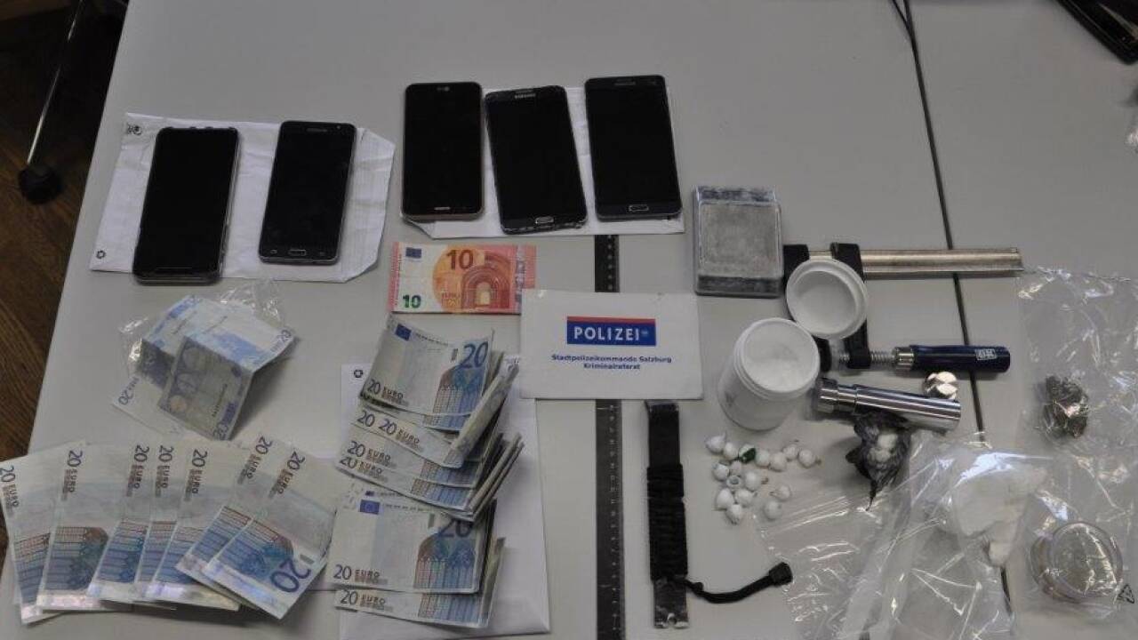 Die Polizei stellte neben Falschgeld auch Suchtmittel-Utensilien sicher. 