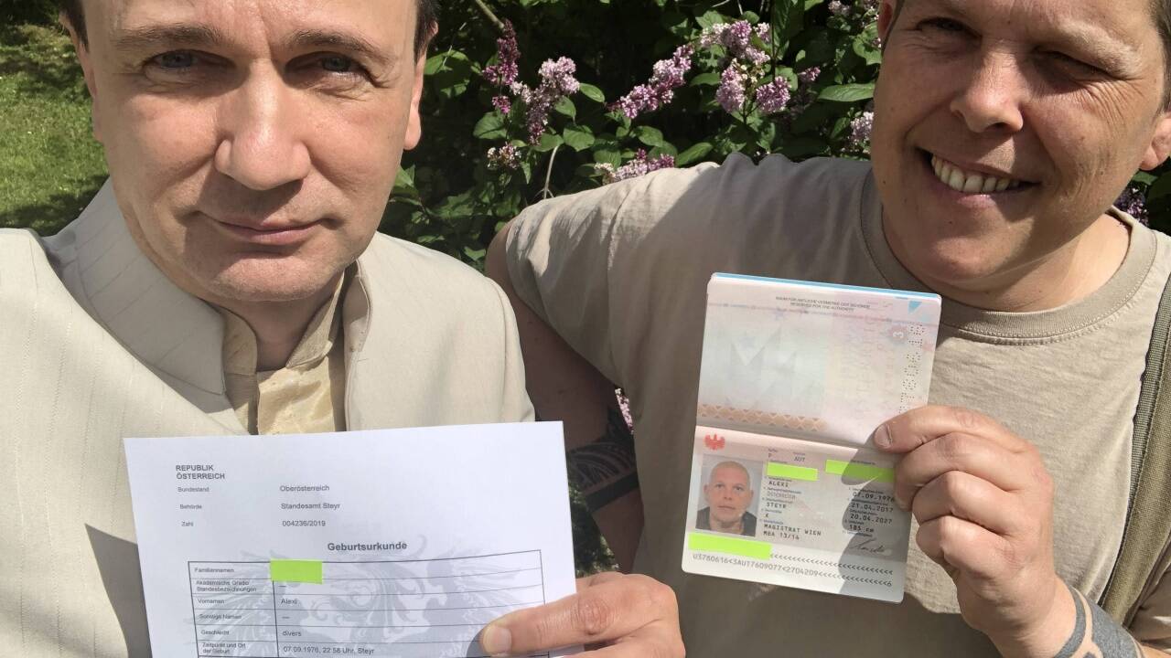 Anwalt Helmut Graupner (links) mit Alex Jürgen.   Anwalt Helmut Graupner (links) mit Alex Jürgen.