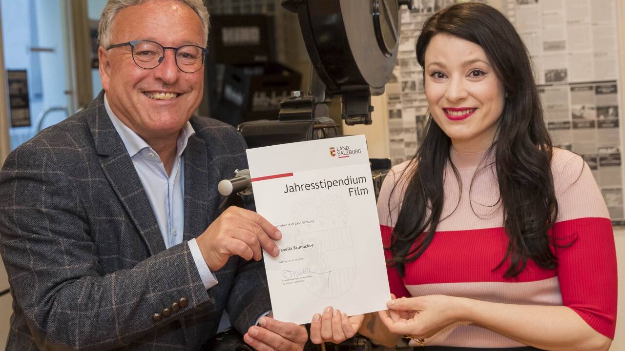 LH-Stv. Heinrich Schellhorn überreichte offiziell das Jahresstipendium an Isabella Brunäcker.  