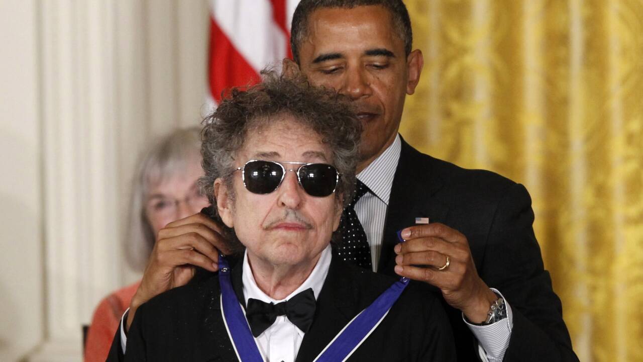 Bei diesem Gesichtsausdruck könnte der Verdacht entstehen, dass es Bob Dylan komplett egal ist, wenn man ihm Preise umhängt. 