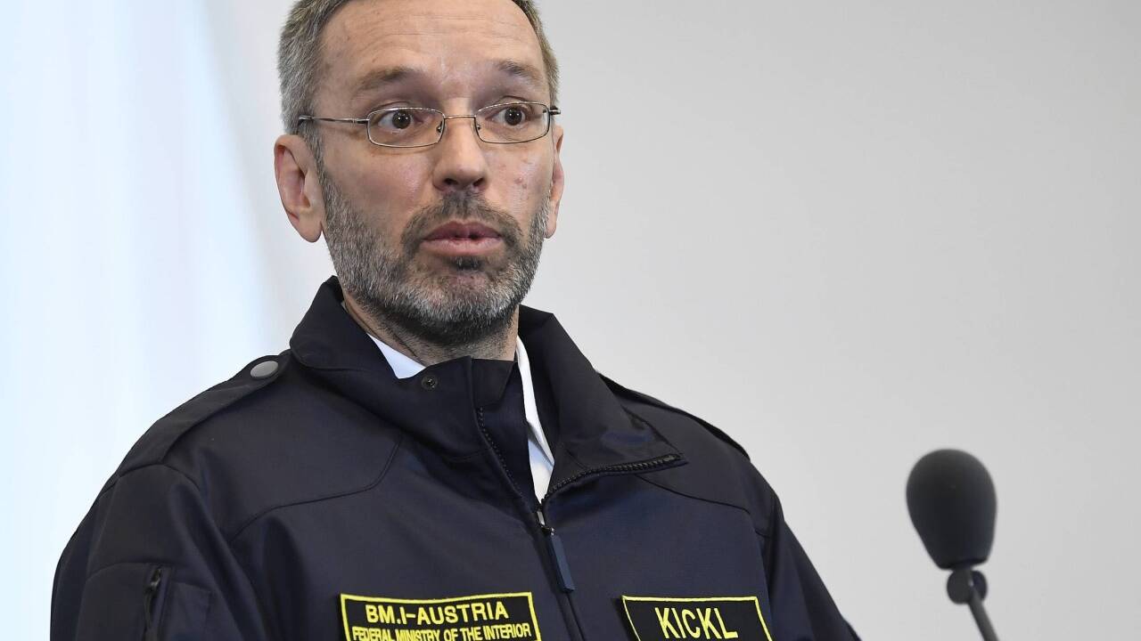 Jetzt in einer Art Uniform zu sehen: Innenminister Herbert Kickl vor dem Ministerrat am Mittwoch, 15. Mai 2019, im BKA in Wien. Jetzt in einer Art Uniform zu sehen: Innenminister Herbert Kickl vor dem Ministerrat am Mittwoch, 15. Mai 2019, im BKA in Wien.