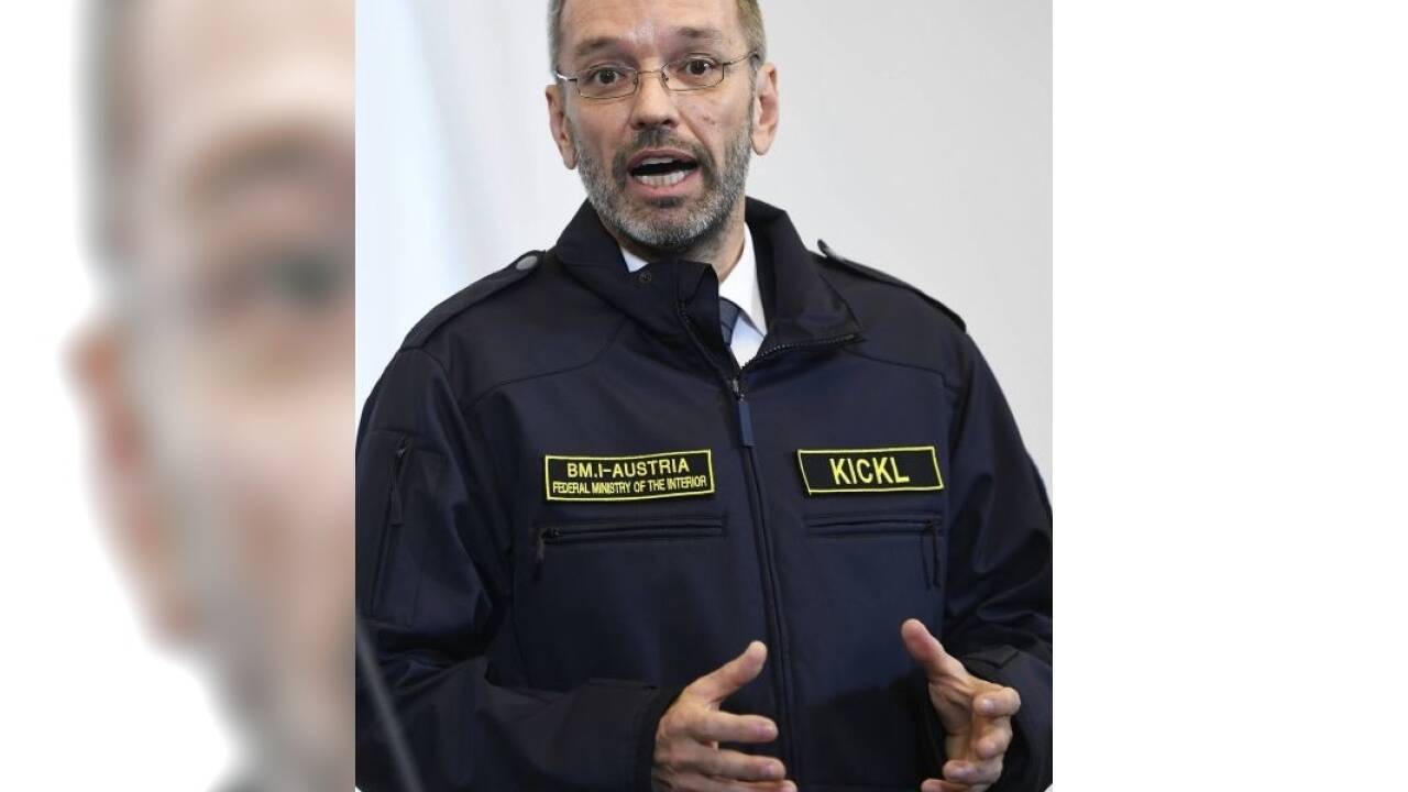 Jetzt in einer Art Uniform zu sehen: Innenminister Herbert Kickl vor dem Ministerrat am Mittwoch, 15. Mai 2019, im BKA in Wien. Jetzt in einer Art Uniform zu sehen: Innenminister Herbert Kickl vor dem Ministerrat am Mittwoch, 15. Mai 2019, im BKA in Wien.
