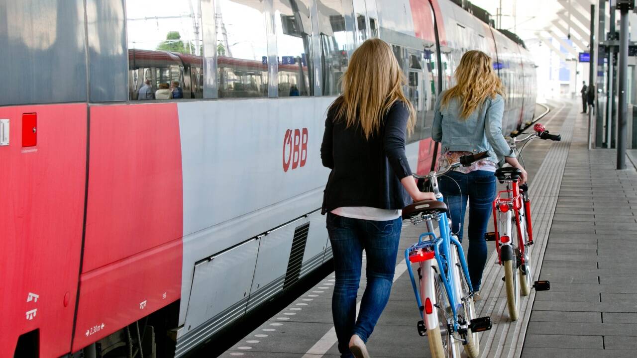 Egal ob Bus oder Bahn: Studenten können ab nächstem Jahr mit einem neuen Semesterticket mit einem Preis durch das ganze Land Salzburg fahren.  