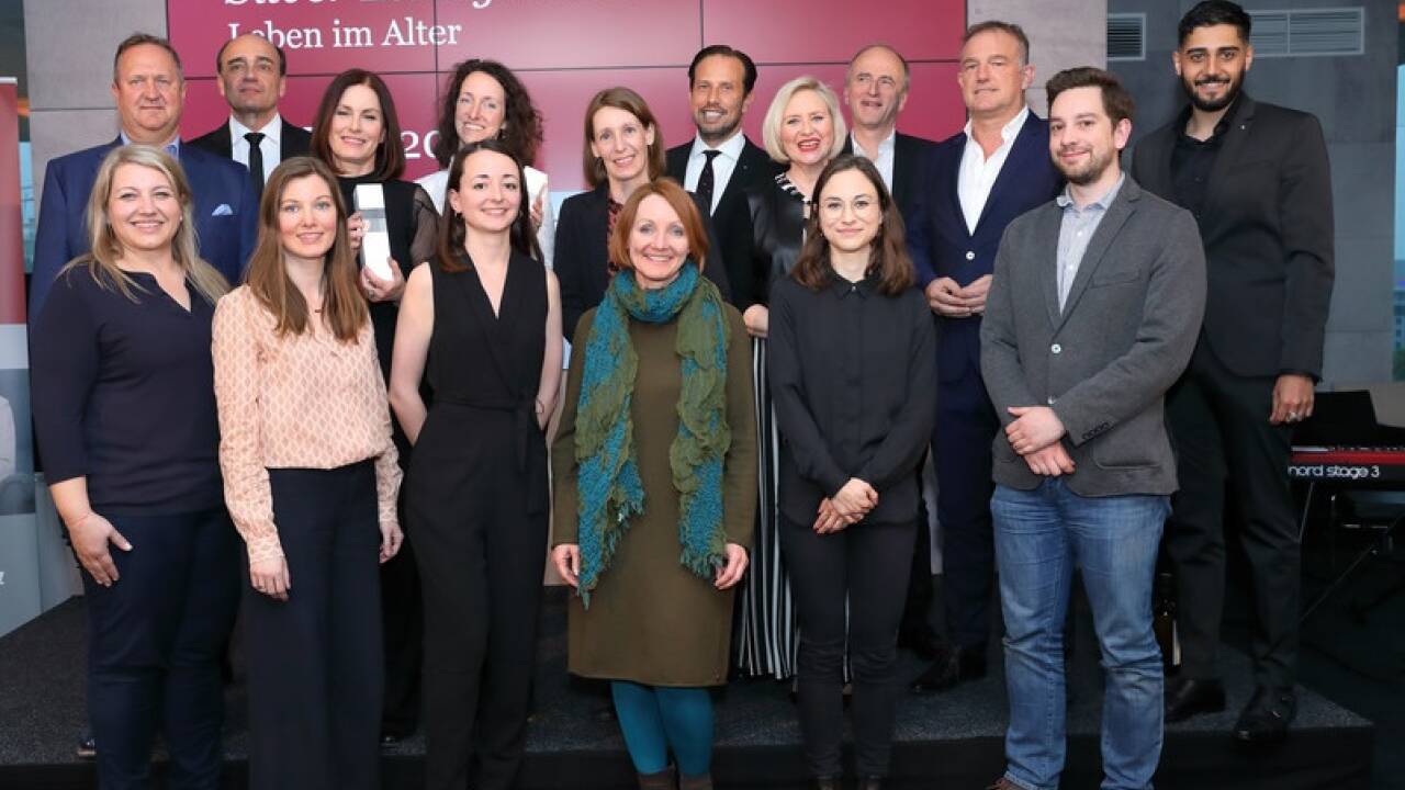Der Silver Living Award wurde am Dienstag in Wien vergeben. Einen Preis holte auch SN-Redakteurin Barbara Haimerl (4. von links, erste Reihe). 