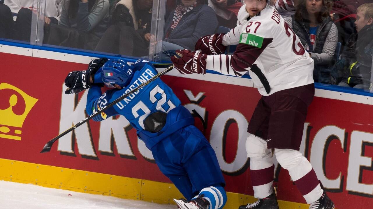 Ausbildung in Salzburg, dann KHL und Team Lettland: Oskars Cibulskis (rechts). 