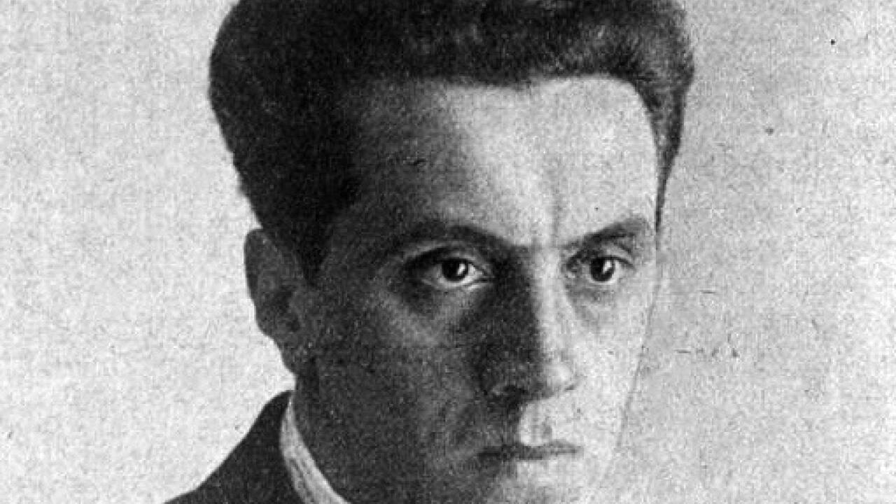 1939: In New York nimmt sich in tiefer Depression der ausgebürgerte Schriftsteller Ernst Toller mit 45 Jahren das Leben. 1939: In New York nimmt sich in tiefer Depression der ausgebürgerte Schriftsteller Ernst Toller mit 45 Jahren das Leben.
