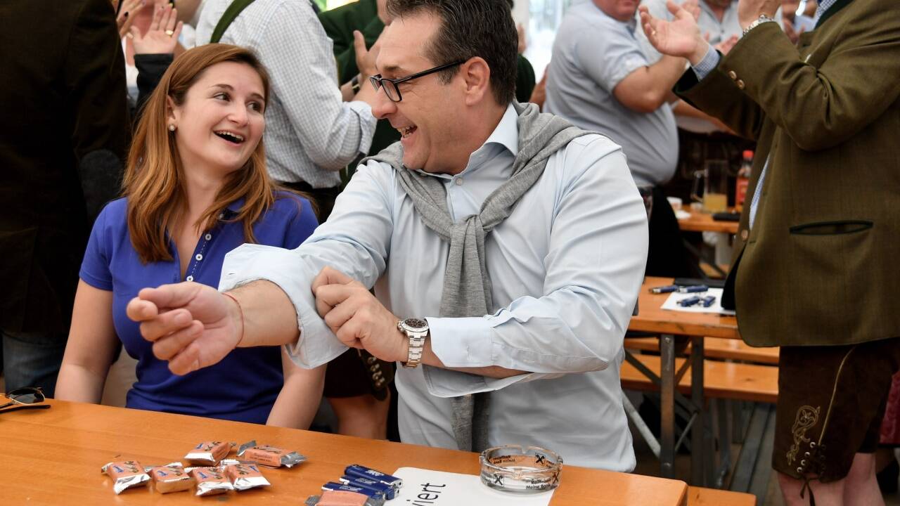 Marlene Svazek und Heinz-Christian Strache auf einem Archivbild von einem Wahlkampfauftritt in Salzburg. Heute sagte sie den SN zur Video-Affäre: „Die menschliche Enttäuschung ist bei allen groß und es fällt einem schwer, den Wählern, denen man im Wort ist, das alles zu erklären. Es ist schlicht nicht erklärbar.“ Marlene Svazek und Heinz-Christian Strache auf einem Archivbild von einem Wahlkampfauftritt in Salzburg. Heute sagte sie den SN zur Video-Affäre: „Die menschliche Enttäuschung ist bei allen groß und es fällt einem schwer, den Wählern, denen man im Wort ist, das alles zu erklären. Es ist schlicht nicht erklärbar.“