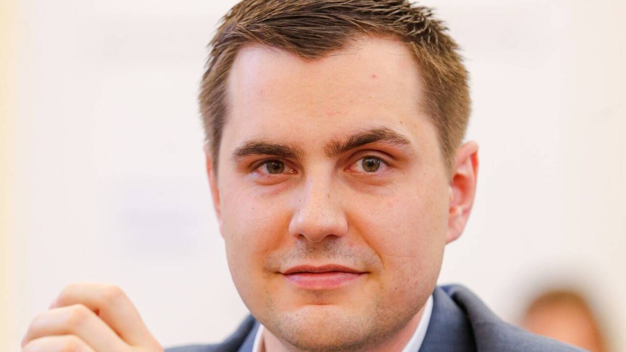 Simon Heilig-Hofbauer (Grüne) fragt sich: „Wie tief steckt Svazek im Ibiza-Sumpf?“ 
