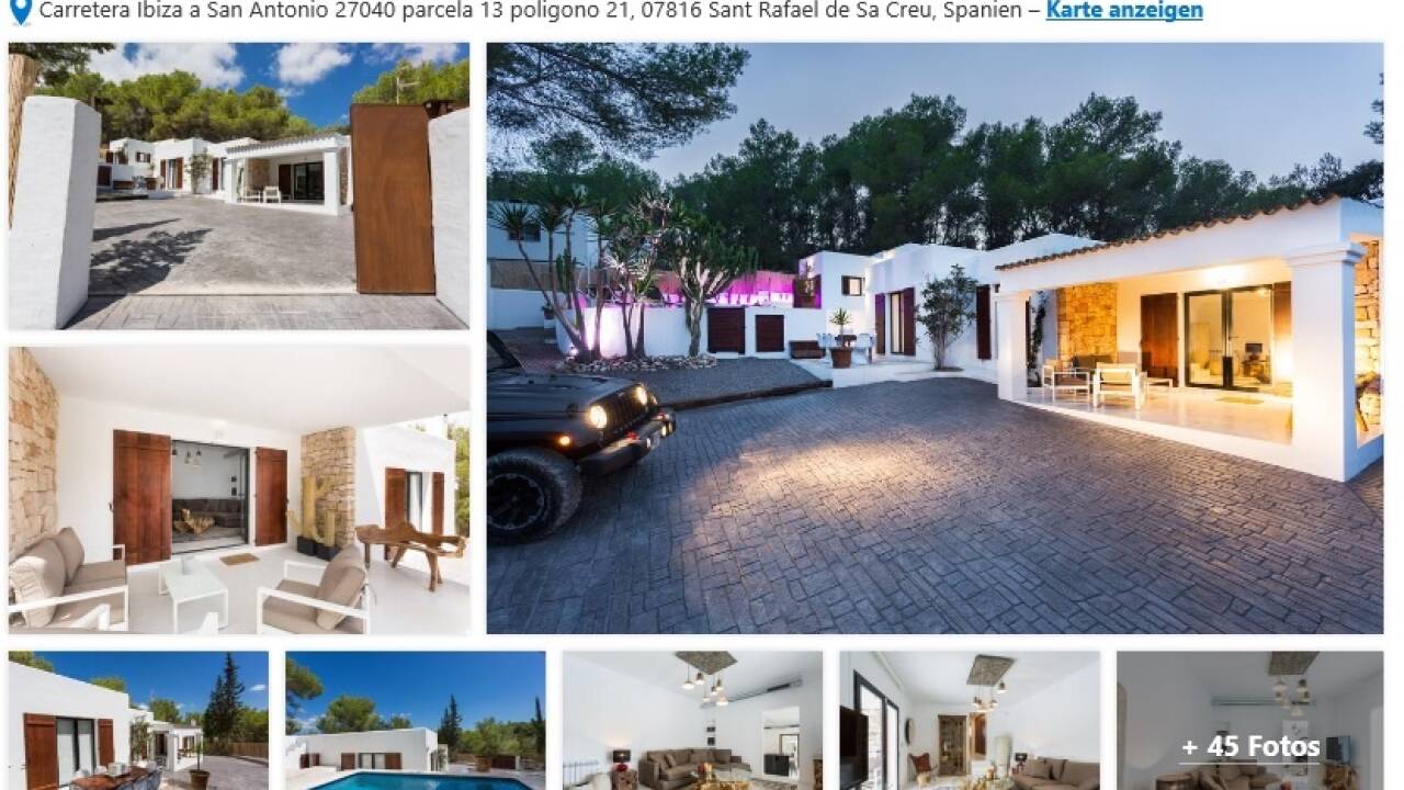 Der Screenshot der Buchungsplattform, auf der die Villa auf Ibiza angeboten wird. Unter den vielen Fotos sieht man deutlich, dass es sich um dasselbe Wohnzimmer handelt.  