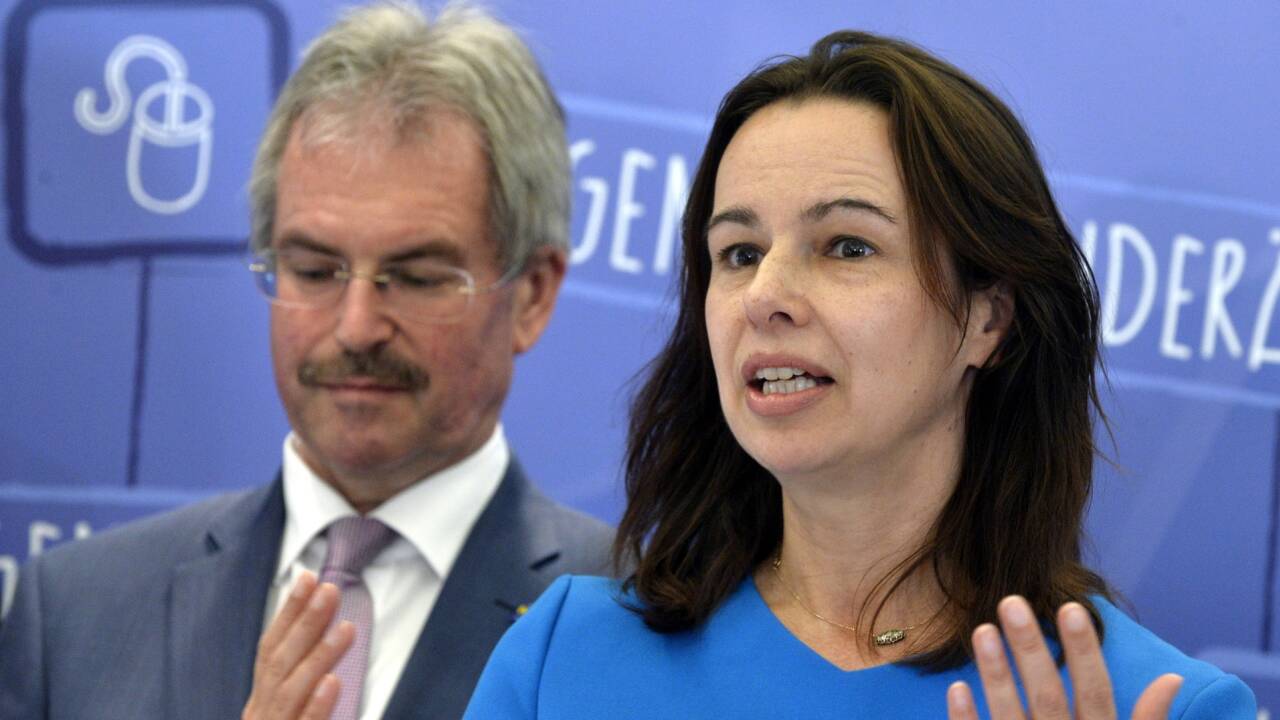 Familienministerin Sophie Karmasin und NÖ Landesrat Karl Wilfing bei der Pressekonferenz in Krems. 