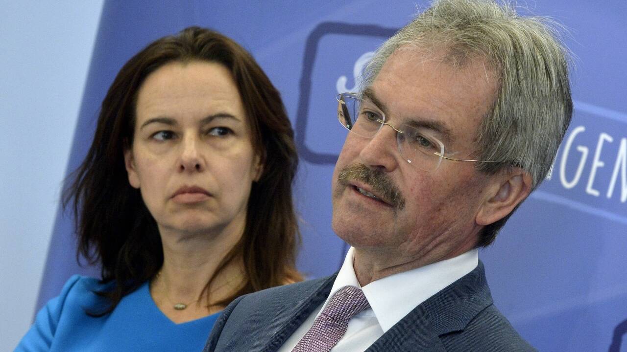 Familienministerin Sophie Karmasin und NÖ Landesrat Karl Wilfing bei der Pressekonferenz in Krems. 