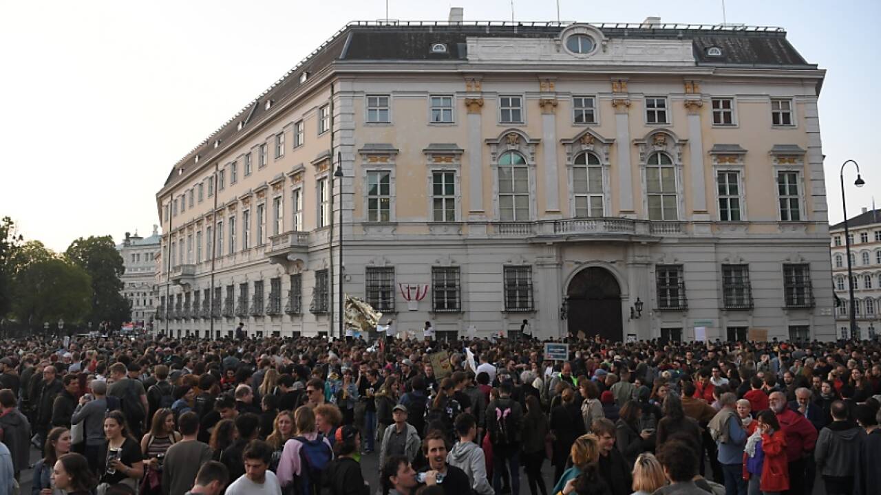 Große Menschenmenge am Samstagabend auf dem Ballhausplatz 