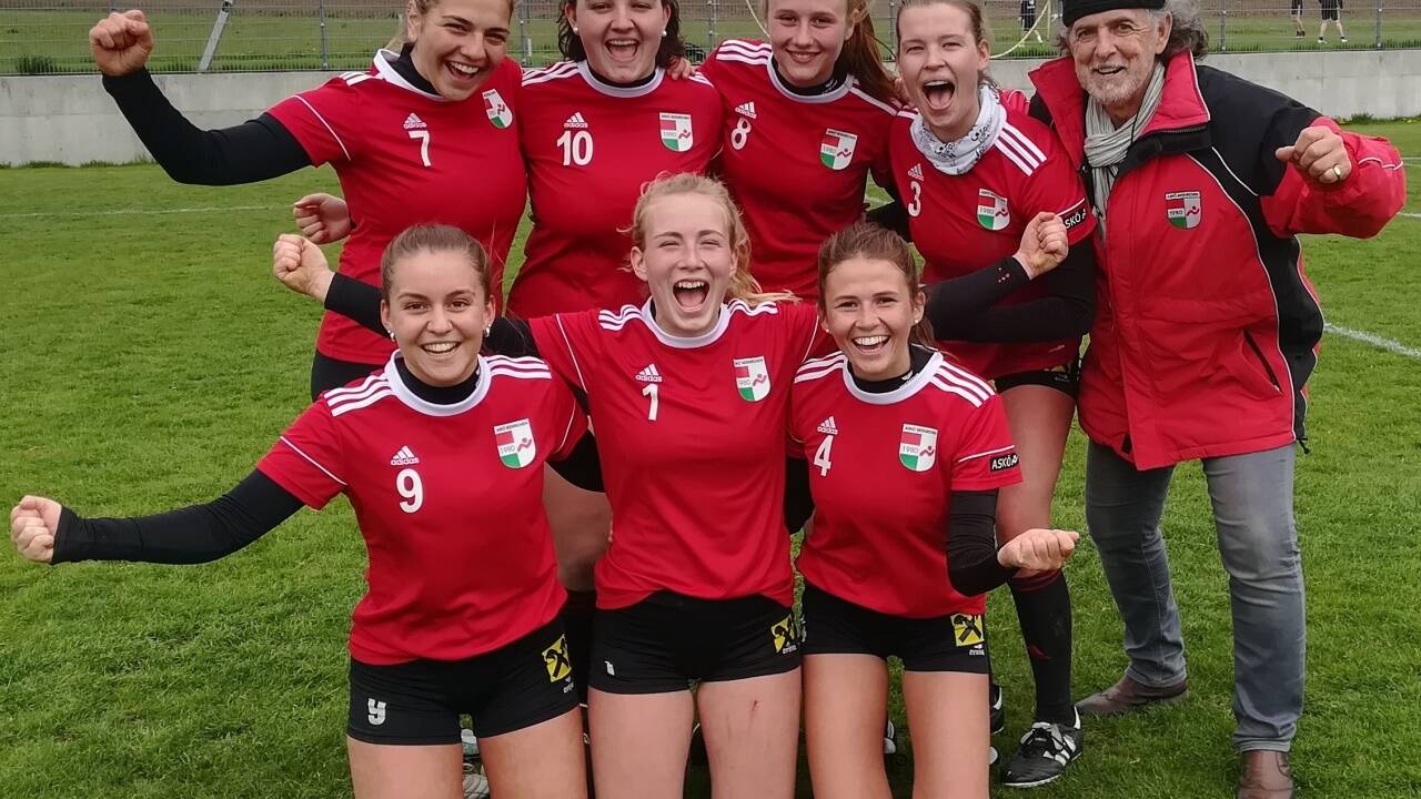 Josephine Eder, Rebecca Berger, Hannah Fischer, Katrin Gürtler, Trainer Gerhard<br>Strasser (hinten, v.l.), Johanna Hennebichler, Annika Huber und Lena Fischer (vorne) freuen sich über den Aufstieg.<br>  Josephine Eder, Rebecca Berger, Hannah Fischer, Katrin Gürtler, Trainer Gerhard<br>Strasser (hinten, v.l.), Johanna Hennebichler, Annika Huber und Lena Fischer (vorne) freuen sich über den Aufstieg.<br>
