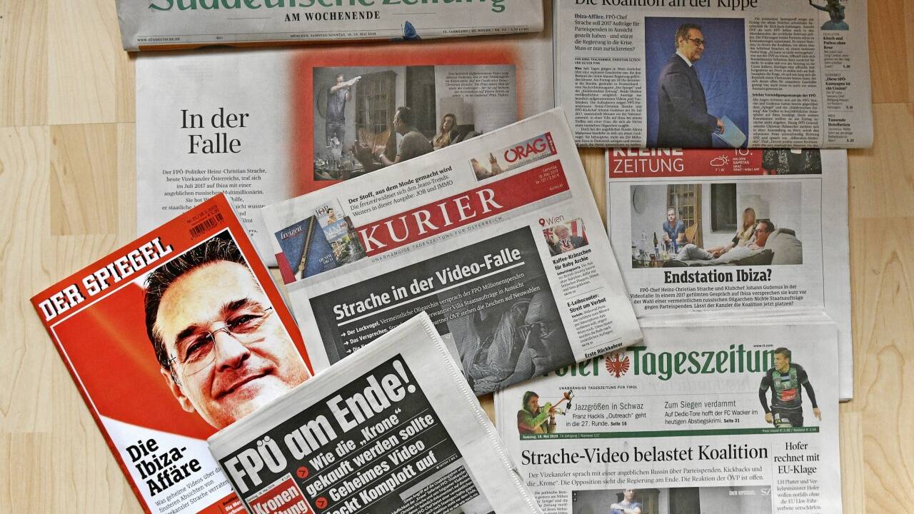 Österreichische und internationale Zeitungen am Samstag. 