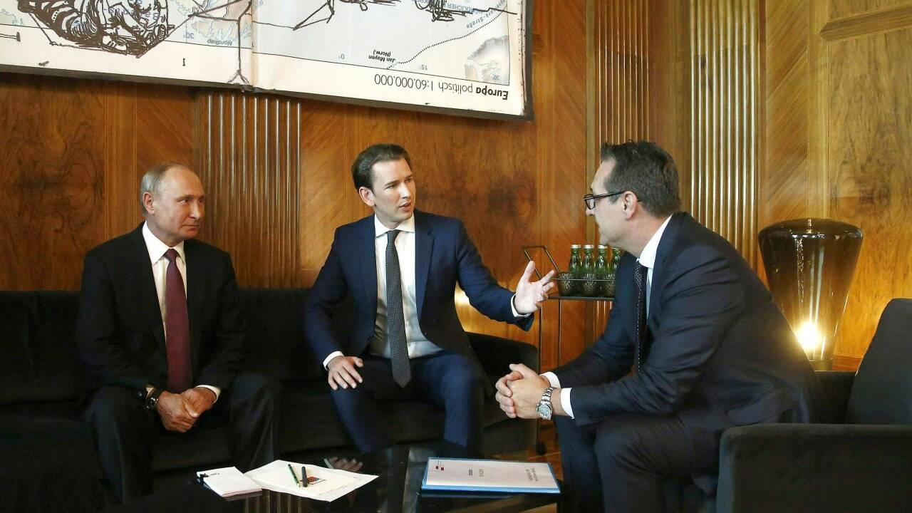 Heinz-Christian Strache, Kanzler Sebastian Kurz und Russlands Präsident Wladimir Putin bei einem offiziellen Treffen im Bundeskanzleramt 2018.  