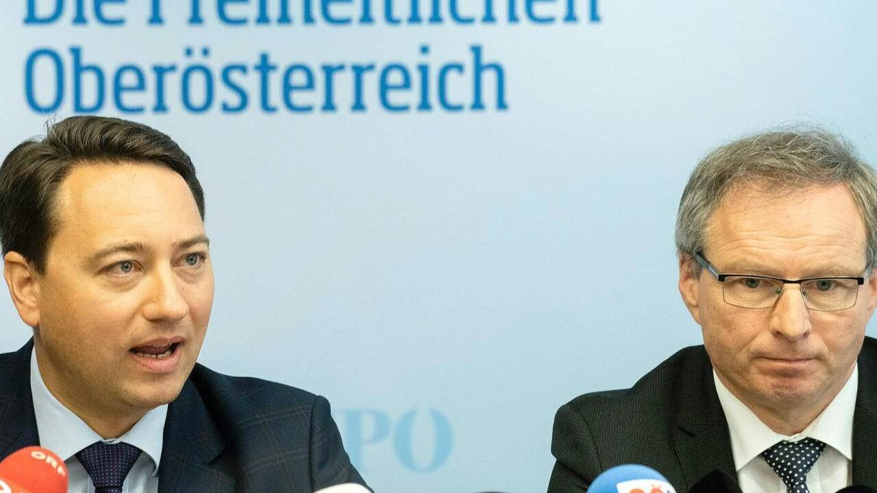 Der neu designierte Landesrat Wolfgang Klinger (rechts) und FPÖ-Oberösterreich-Chef Manfred Haimbuchner während einer PK der FPÖ OÖ mit dem Titel 'Weitere Vorgangsweise' am Dienstag.  