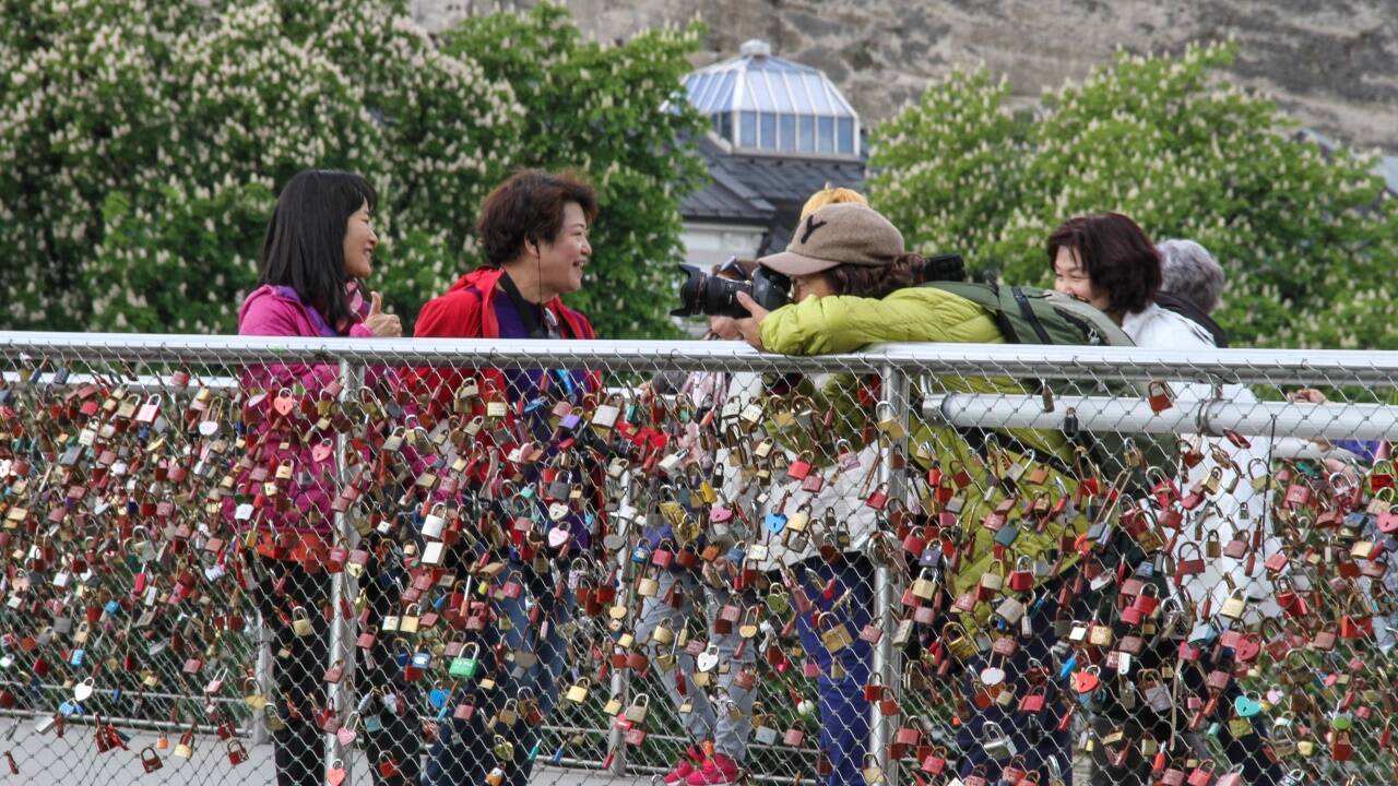 Der April brachte „Sonnenschein“ in die Tourismusbilanz. Im Bild: Touristen auf dem Makartsteg in der Stadt Salzburg, der mit zahllosen Liebesschlössern verziert ist. Der April brachte „Sonnenschein“ in die Tourismusbilanz. Im Bild: Touristen auf dem Makartsteg in der Stadt Salzburg, der mit zahllosen Liebesschlössern verziert ist.