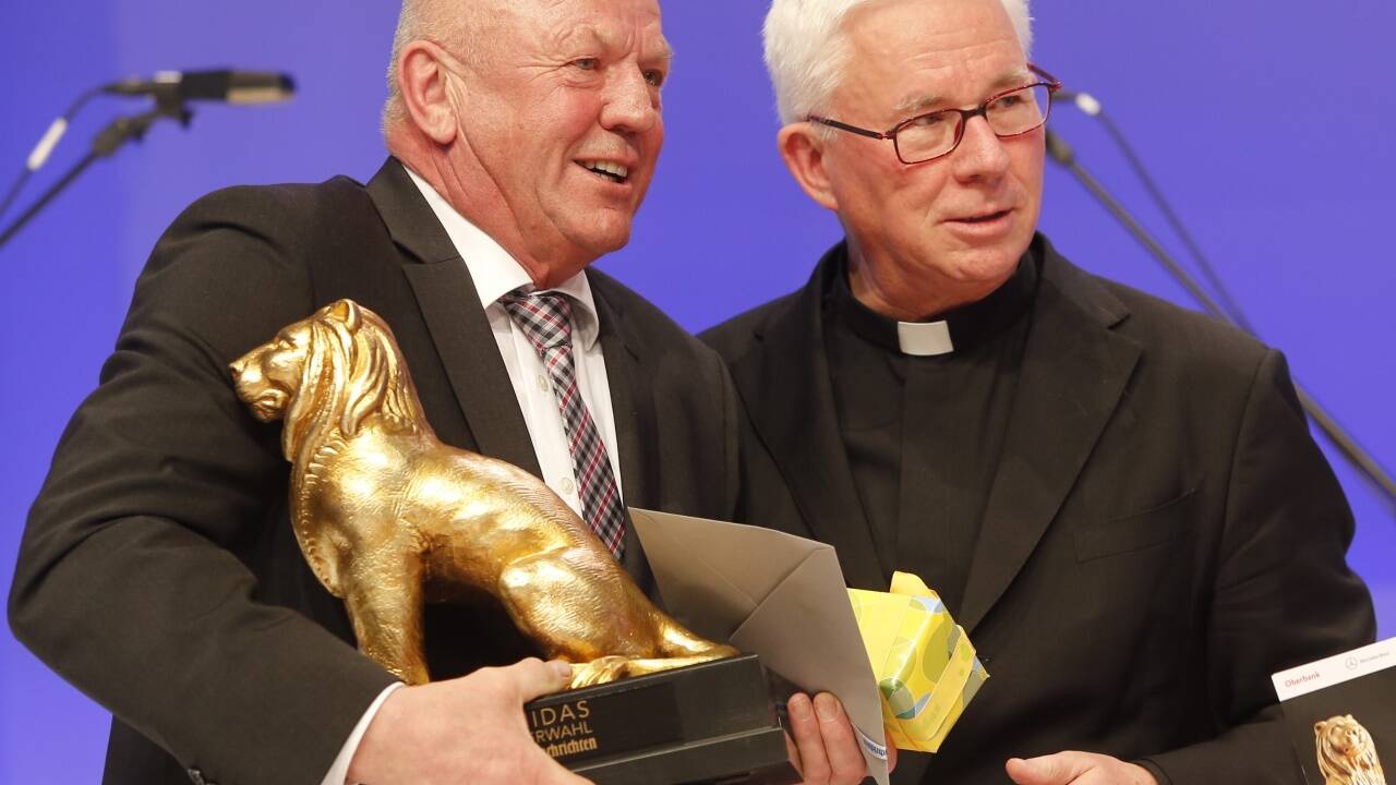 Erzbischof Franz Lackner und David Zwilling bei der Leonidas-Verleihung 2016. In dem Päckchen befand sich der „Stern der Liebe“-Anhänger. Erzbischof Franz Lackner und David Zwilling bei der Leonidas-Verleihung 2016. In dem Päckchen befand sich der „Stern der Liebe“-Anhänger.