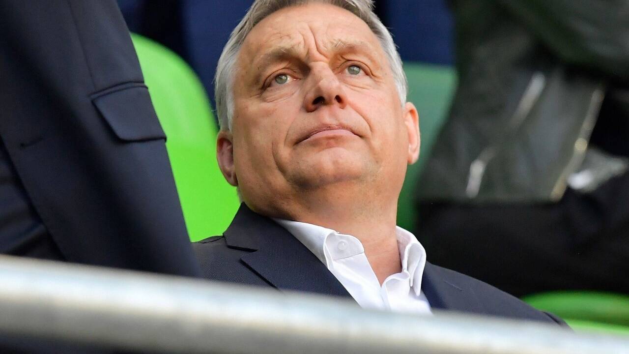 Ungarns Ministerpräsident Viktor Orban scheint überrascht zu sein von dem Skandal der politisch ihm nahestehenden FPÖ. Ungarns Ministerpräsident Viktor Orban scheint überrascht zu sein von dem Skandal der politisch ihm nahestehenden FPÖ.