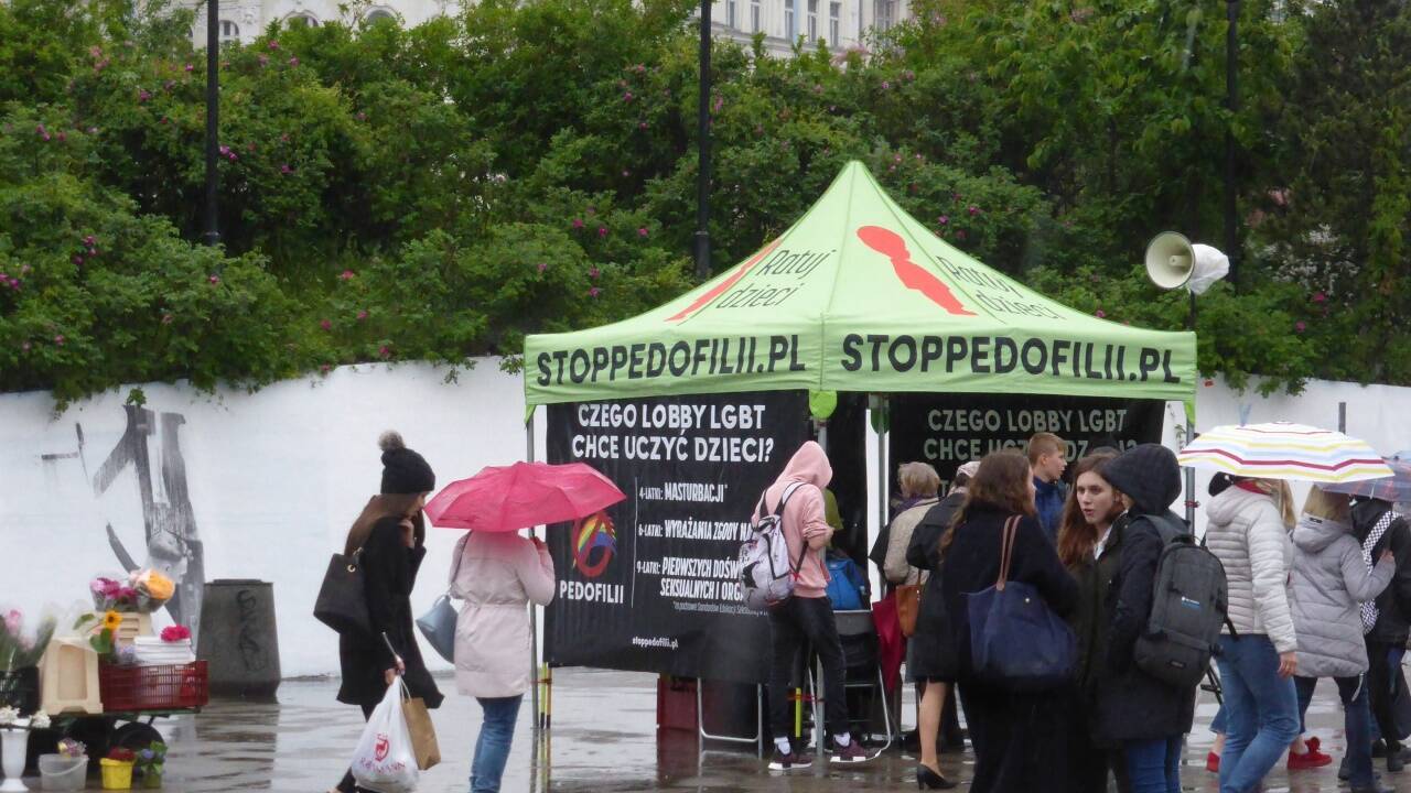 Das Thema Kindesmissbrauch in der Kirche wird in Polen heftig diskutiert. Erzkonservative (im Bild ein Informationsstand im Zentrum von Warschau) machen liberale Aufklärung in den Schulen für Missbrauchsfälle verantwortlich. Das Thema Kindesmissbrauch in der Kirche wird in Polen heftig diskutiert. Erzkonservative (im Bild ein Informationsstand im Zentrum von Warschau) machen liberale Aufklärung in den Schulen für Missbrauchsfälle verantwortlich.