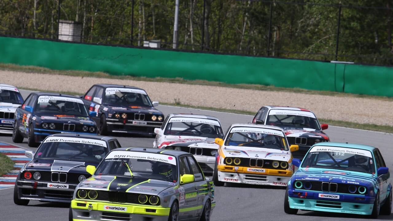 Der Straßwalchner Tobias Weichenberger (vorn) muss sich in der BMW 325 Challenge gegen starke Youngsters durchsetzen. Der Straßwalchner Tobias Weichenberger (vorn) muss sich in der BMW 325 Challenge gegen starke Youngsters durchsetzen.