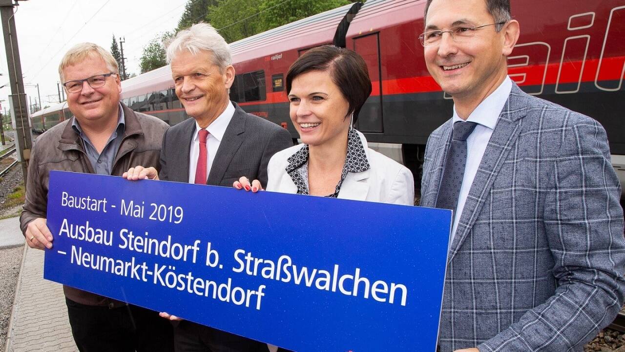 Fürs Foto posieren und dann zurück ins Zelt: Der Termin für den Spatenstich fiel buchstäblich ins Wasser. Im Bild von links: LAbg. Simon Wallner, Franz Bauer (ÖBB), Bgm. Tanja Kreer und Bgm. Adi Rieger. Fürs Foto posieren und dann zurück ins Zelt: Der Termin für den Spatenstich fiel buchstäblich ins Wasser. Im Bild von links: LAbg. Simon Wallner, Franz Bauer (ÖBB), Bgm. Tanja Kreer und Bgm. Adi Rieger.