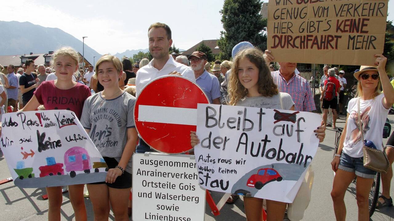 Solche Bilder wie hier am 26. August 2017 könnte es auch heuer geben: Walser protestieren gegen den Durchzugsverkehr wegen der Megastaus am Walserberg – in der Bildmitte ist der heutige Verkehrslandesrat Stefan Schnöll (ÖVP) zu sehen. Die versprochene dritte Spur kommt erst nach dem Sommer.  