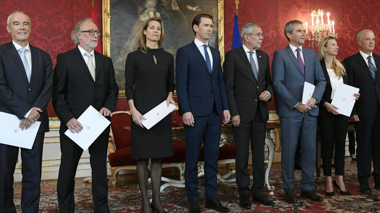 Eckart Ratz (Innenministerium), Walter Pöltner (Sozialministerium), Valerie Hackl (Infrastrukturministerium), Bundeskanzler Sebastian Kurz (ÖVP), Bundespräsident Alexander Van der Bellen, Hartwig Löger (ÖVP, Vizekanzler), Juliane Bogner-Strauß (ÖVP, Beamten- und Sportministerium) und Johann Luif (Verteidigungsministerium). 
