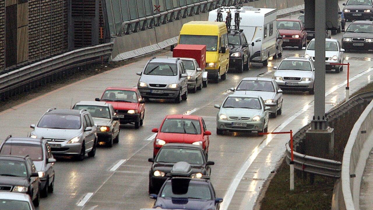 Kolonnen auf der Tauernautobahn bei Kuchl (Tennengau). 