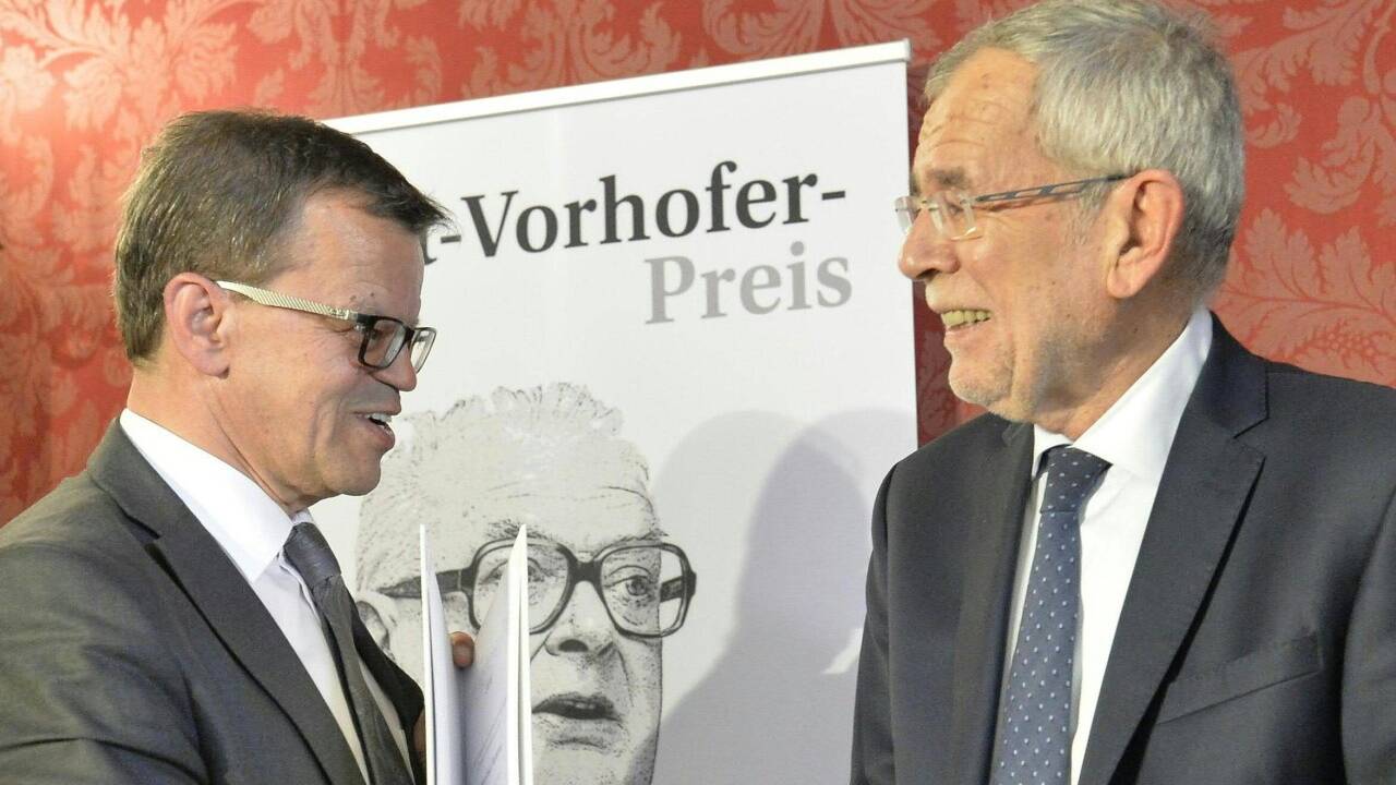 SN-Chefredakteur Manfred Perterer empfing den Kurt-Vorhofer-Preis aus den Händen von Bundespräsident Alexander Van der Bellen. 