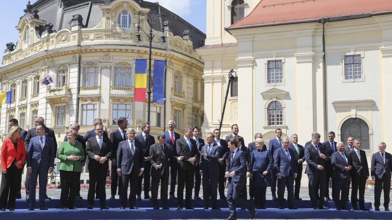 Suchbild: drei Frauen beim Gipfel in Sibiu. Außenbeauftragte Federica Mogherini, Angela Merkel und Litauens Präsidentin Dalia Grybauskaite. Suchbild: drei Frauen beim Gipfel in Sibiu. Außenbeauftragte Federica Mogherini, Angela Merkel und Litauens Präsidentin Dalia Grybauskaite.