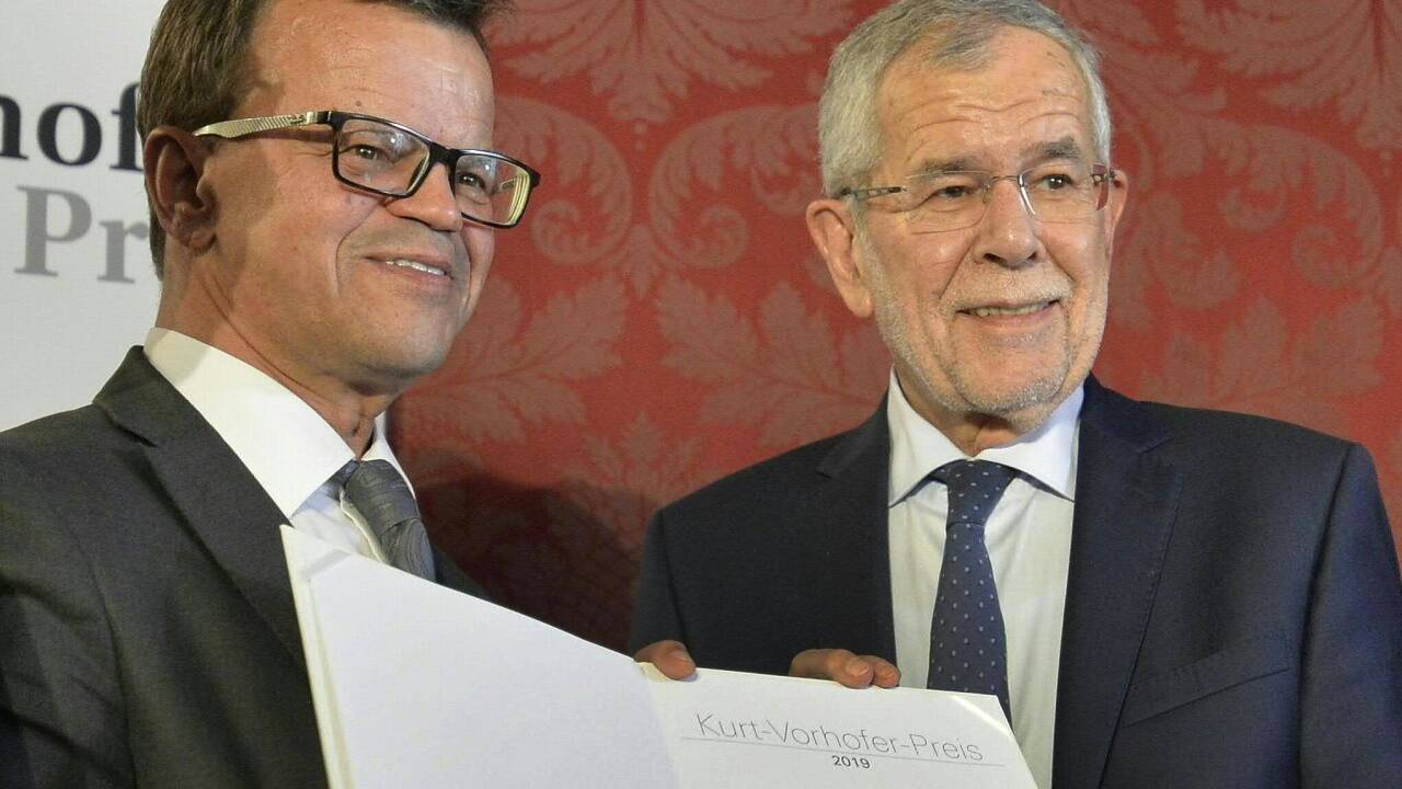 SN-Chefredakteur Manfred Perterer empfing den Kurt-Vorhofer-Preis aus den Händen von Bundespräsident Alexander Van der Bellen. 