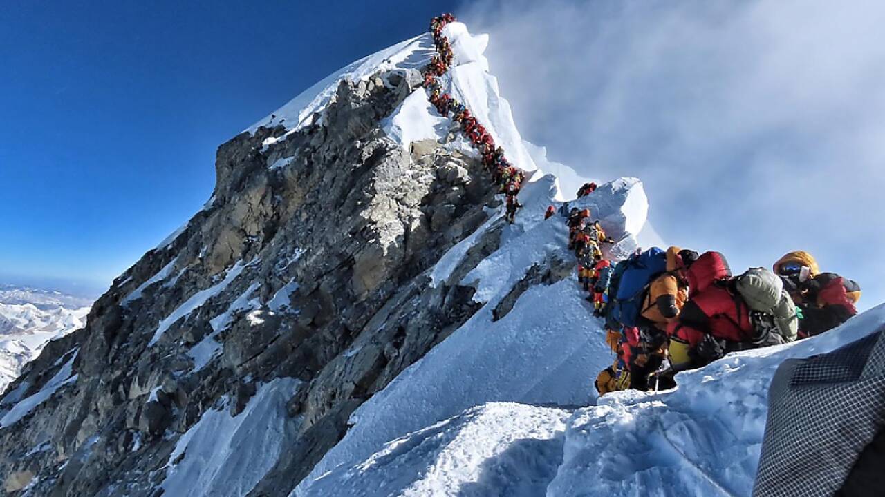 Der Everest ist voller Menschen 