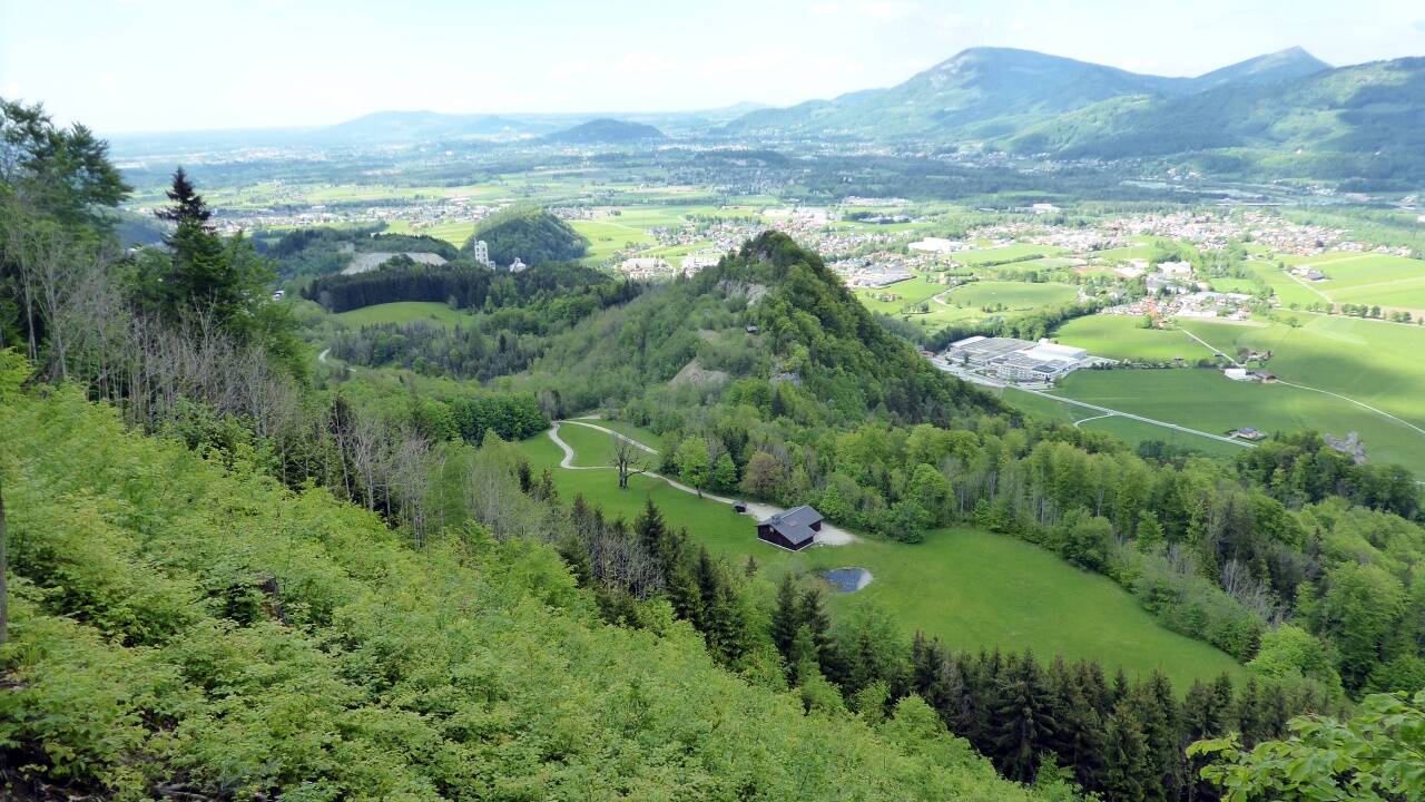 Der Gutratberg erstreckt sich zwischen der Ruine Gutrat (Bildmitte rechts) und dem Zementwerk Leube. 