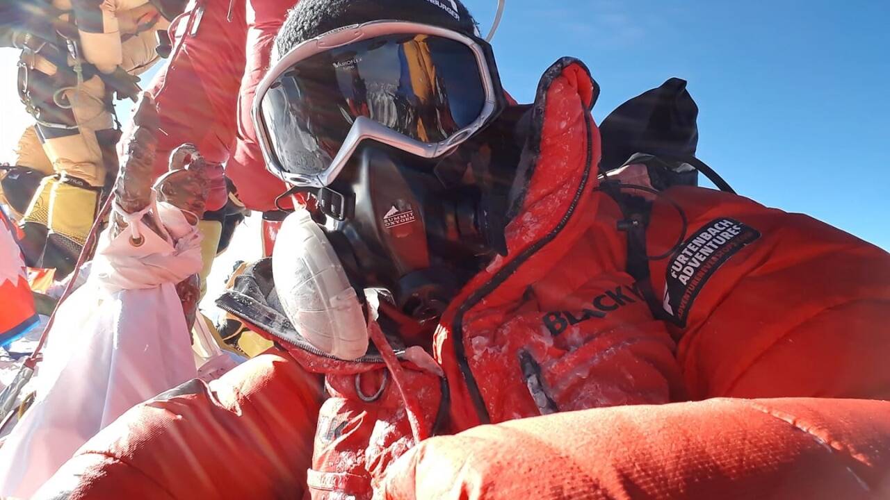 Mit diesem Foto auf Facebook hat Rupert Hauer den Gipfelerfolg verkündet: „Gipfelerfolg am Everest, alle Teilnehmer, Sherpas und auch ich erreichten zwischen 05.30 und 06.30 Uhr den Gipfel.“ 